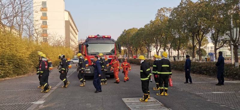学校与常州市邹区消防中队联合开展消防应急演练