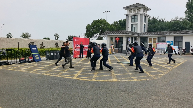 学校开展反恐防暴应急实战演练